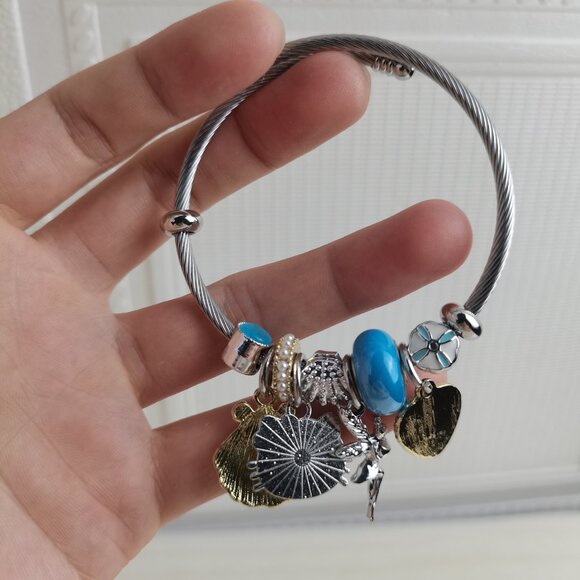 💖💫 ⭐Blue & Yellow Hello Kitty Charm Pendant Tone Bangle Bracelet💫 ⭐ - Picture 4 of 4